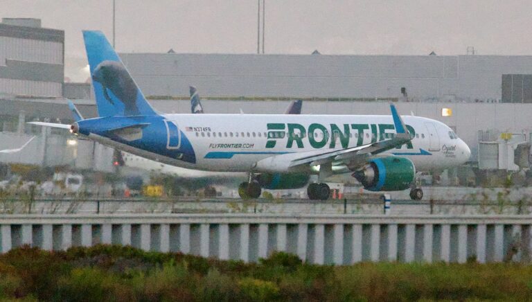 Frontier Airbus A320 -200 N374FR departing SFO L1110153